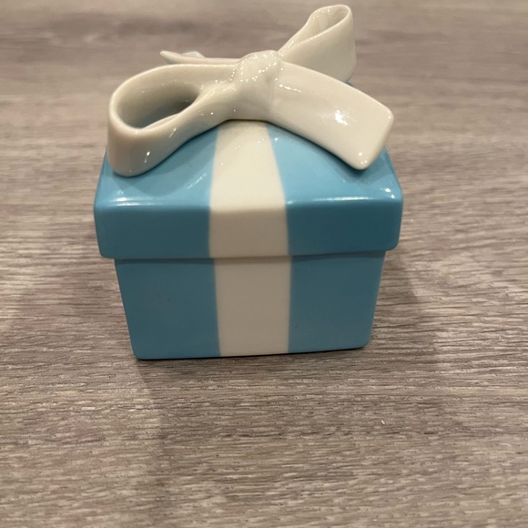 Tiffany blue porcelain Trinket Box - Picture 9 of 14